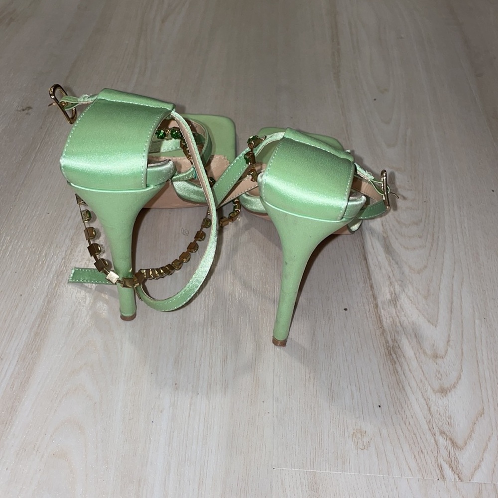 - Heels - Picture 7 of 8